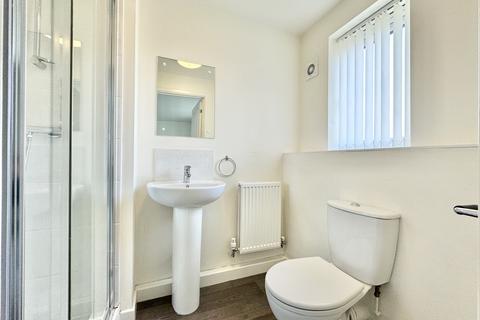 2 bedroom flat to rent, Epsom Close, Castleford