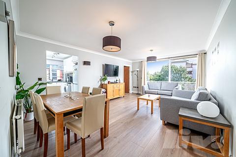 North Bank, London NW8