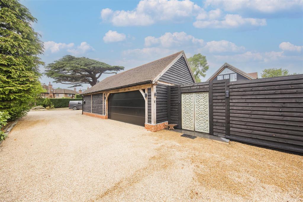 Double Oak Framed Garage &amp; Drive