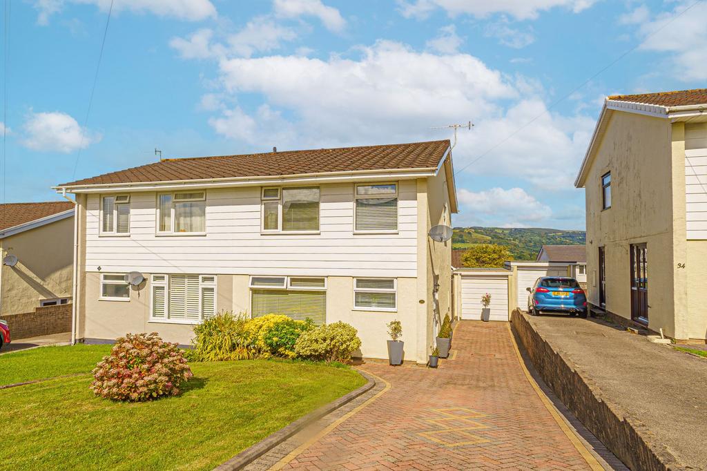 Laburnum Inn Laburnum Drive, New Inn, NP4 3 bed semi-detached house - £270,000