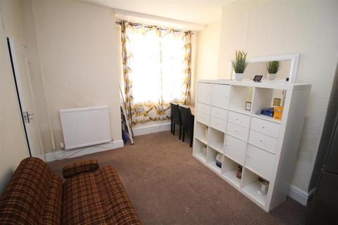 3 bedroom house share to rent, Chatsworth Road, Manchester M18