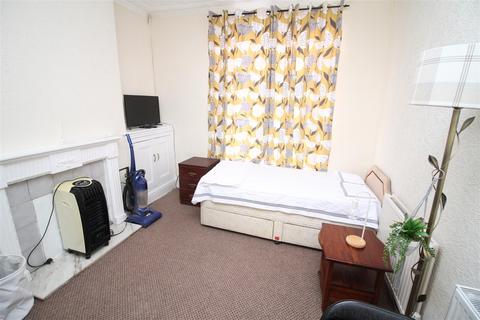 3 bedroom house share to rent, Chatsworth Road, Manchester M18