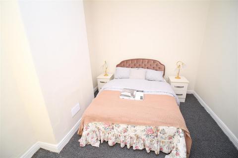 3 bedroom house share to rent, Chatsworth Road, Manchester M18