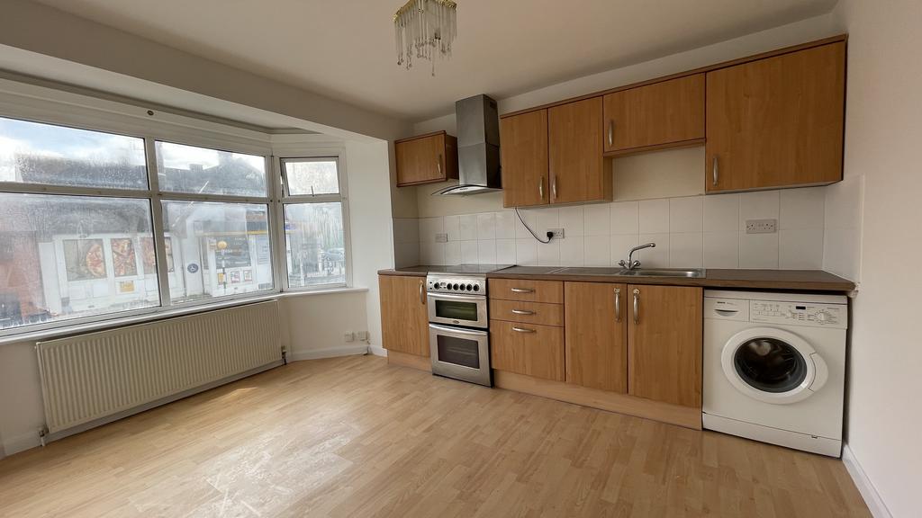 Horns Road, Ilford IG6 2 bed flat to rent £1,700 pcm (£392 pw)