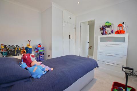 17 Knebworth Path, Borehamwood, WD6 2QW