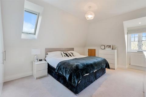 6 Downs Reach, Epsom, KT17 3DJ