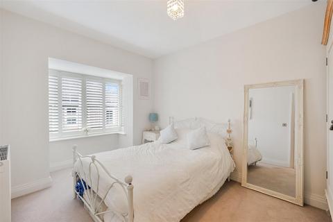 6 Downs Reach, Epsom, KT17 3DJ