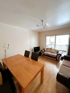 1 bedroom in a house share to rent, Lynton Road, London W3