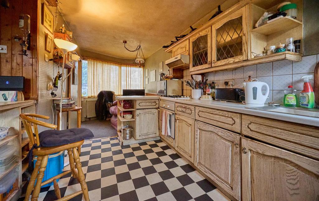 L shaped dining kitchen to rear