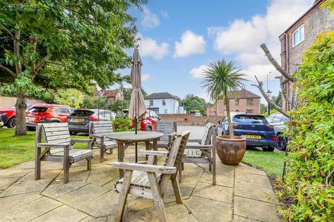 2 bedroom flat for sale, Carpenters Lane, Hadlow, Tonbridge, Kent