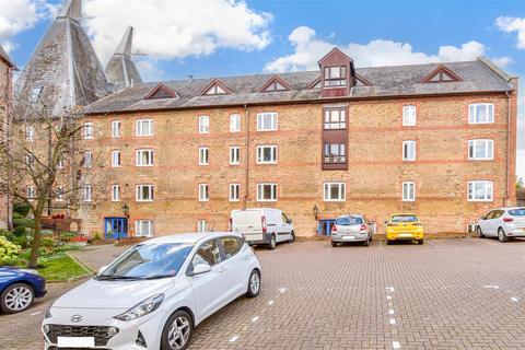 2 bedroom flat for sale, Carpenters Lane, Hadlow, Tonbridge, Kent