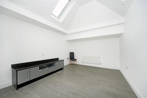 Studio to rent, St. Johns Road, TW7