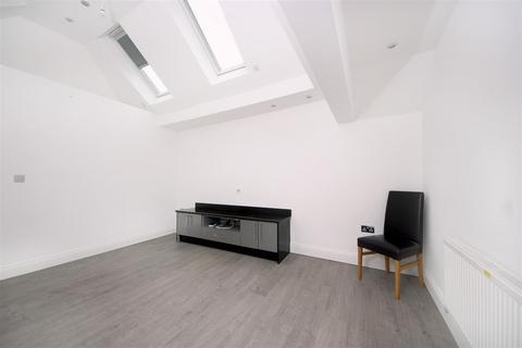 Studio to rent, St. Johns Road, TW7