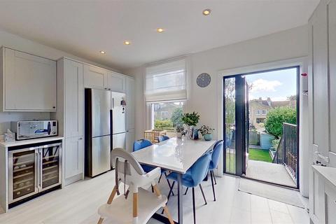 4 bedroom maisonette to rent, Waldron Road, London