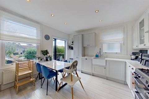 4 bedroom maisonette to rent, Waldron Road, London