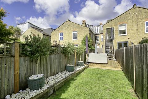 4 bedroom maisonette to rent, Waldron Road, London