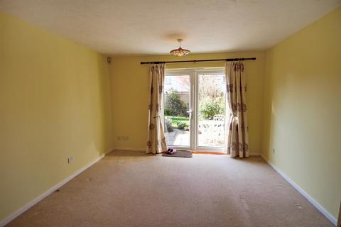 2 bedroom end of terrace house to rent, Snapdragon Close, Priory Park