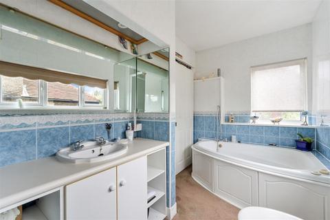 32 Hamilton Close, Epsom, KT19 8RG
