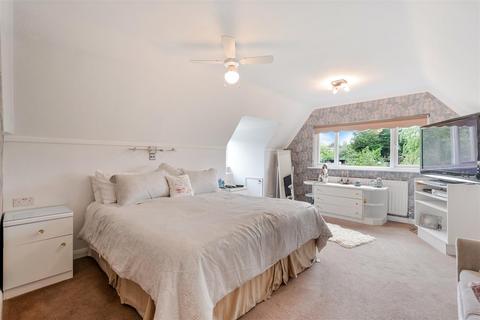 32 Hamilton Close, Epsom, KT19 8RG