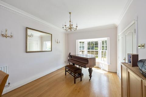 12 Raphael Drive, Thames Ditton, KT7 0BL