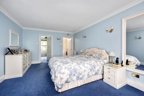 12 Raphael Drive, Thames Ditton, KT7 0BL