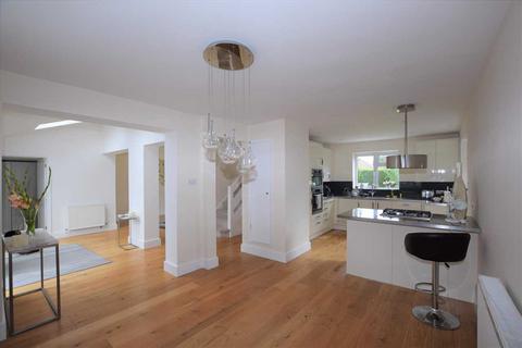 4 bedroom detached house to rent, Meredith Close, Pinner