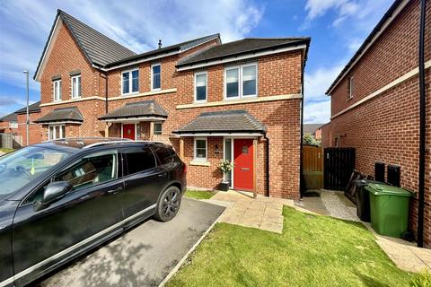 2 bedroom townhouse for sale, Bond Street, Crossgates, Leeds