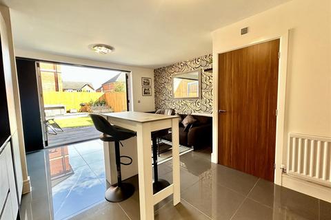 2 bedroom townhouse for sale, Bond Street, Crossgates, Leeds