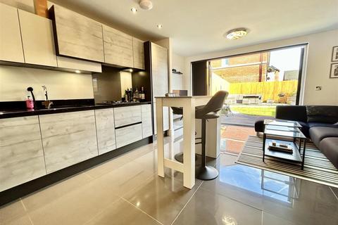 2 bedroom townhouse for sale, Bond Street, Crossgates, Leeds