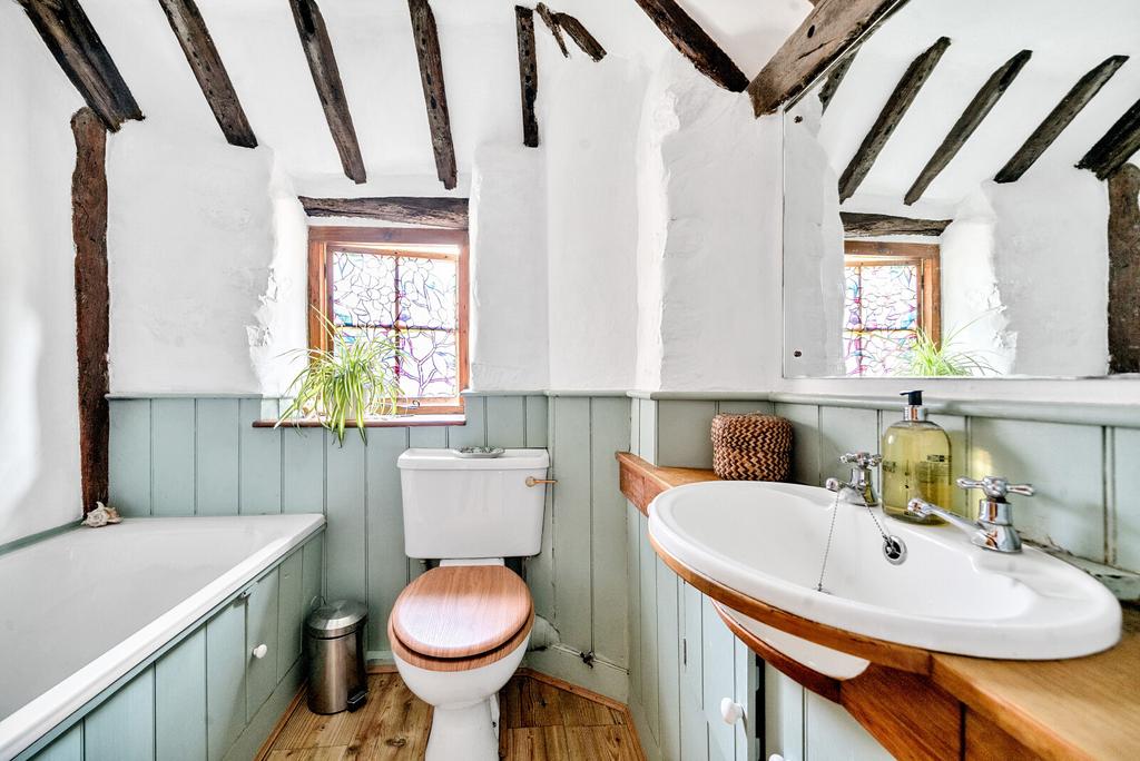 Mead Lane, Farnham, GU9 2 bed for sale £350,000