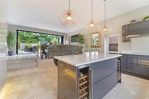 4 bedroom detached house for sale, Kingsdene, Tadworth