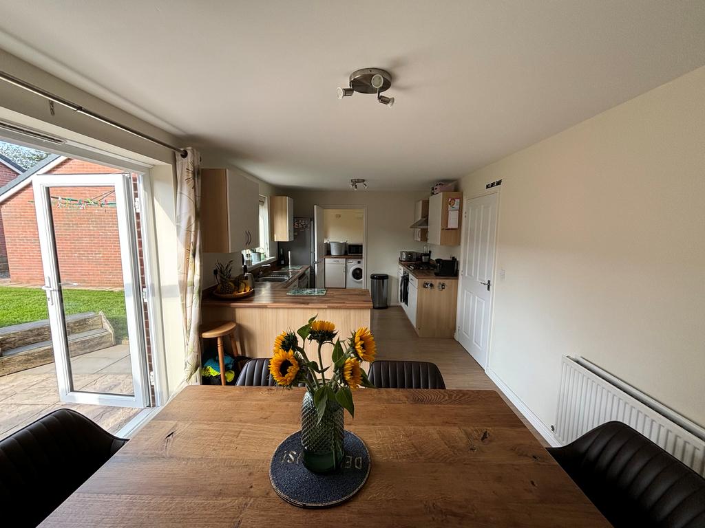 Kitchen/ Dining Room