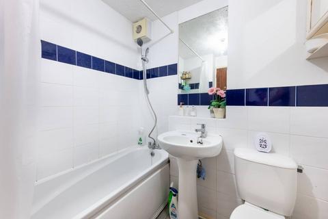 Studio to rent, Vicars Bridge Close, Alperton, Wembley, HA0