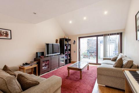 3 bedroom terraced house for sale, Mackenzie Road, London, N7