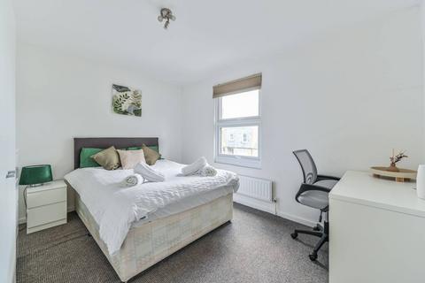 4 bedroom terraced house to rent, Kenchester Close, Vauxhall, London, SW8