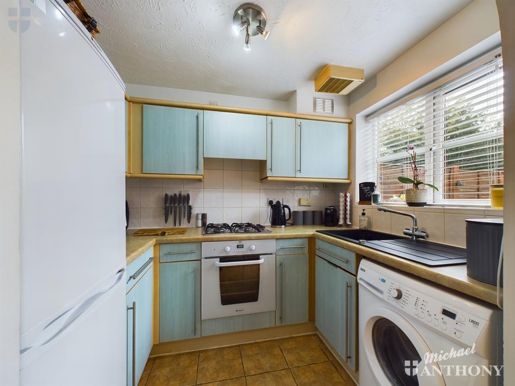 Fairford Leys Way, Aylesbury 2 bed end of terrace house for sale £300,000