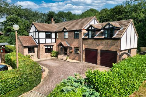 5 bedroom detached house for sale, Beales Lane, Milton Keynes MK7