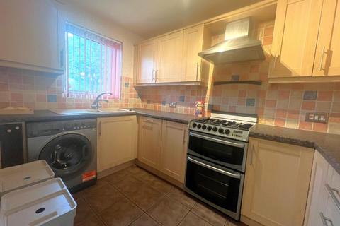 3 bedroom terraced house to rent, Semper Close, Woking GU21