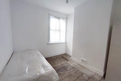 1 bedroom flat for sale, Fifth Avenue, Manor Park, E12 6DA