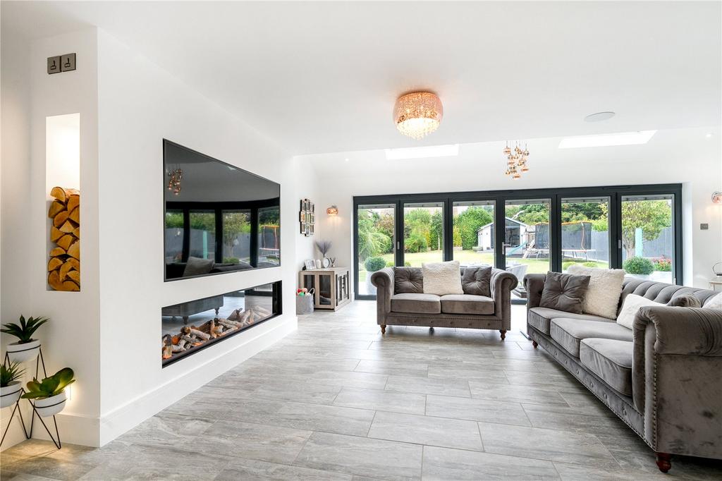 Melford Road, Sudbury, Suffolk, CO10 5 bed detached house for sale £