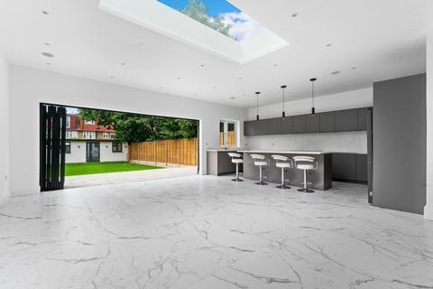 2 Braemar Road, Worcester Park, KT4 8SW