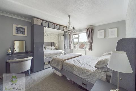 92 Charles Drive, Cuxton, Rochester, ME2 1DT