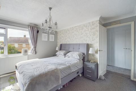 92 Charles Drive, Cuxton, Rochester, ME2 1DT