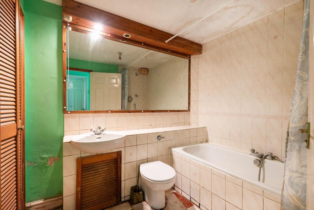 Ground Floor Flat, 45 Chilton Road, Bath, BA1 6 DR-