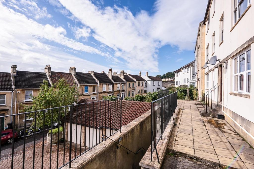 Ground Floor Flat, 45 Chilton Road, Bath, BA1 6 DR-