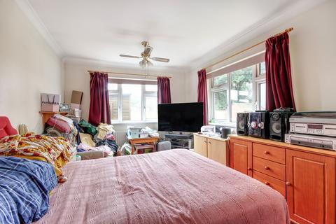16 Grange Close, Edenbridge, TN8 5LT