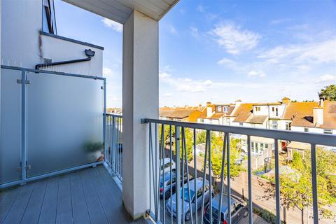 2 bedroom flat for sale, LONDON ROAD, Westcliff-On-Sea