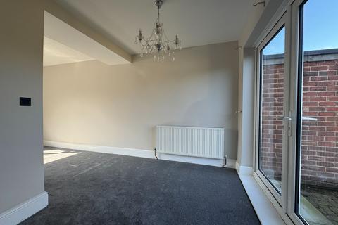 3 bedroom terraced house to rent, Glebelands Road, Manchester, M23