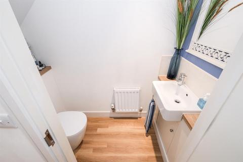 18 King George Way, Chingford, London, E4 7FN