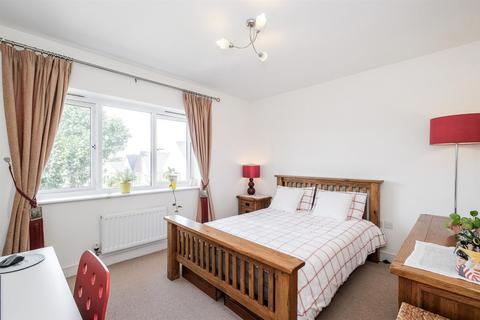 18 King George Way, Chingford, London, E4 7FN